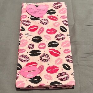 NEW Betsey Johnson 2 Pack Kitchen Towels Pink Lip Printed